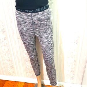 Nike Pro Tight Fit Crop Leggings